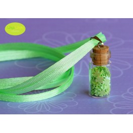 Colgante de mini-botellita con tréboles verdes