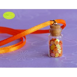 Colgante de mini-botellita con corazones naranjas