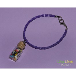 Pulsera de cordón lila con muñequitos